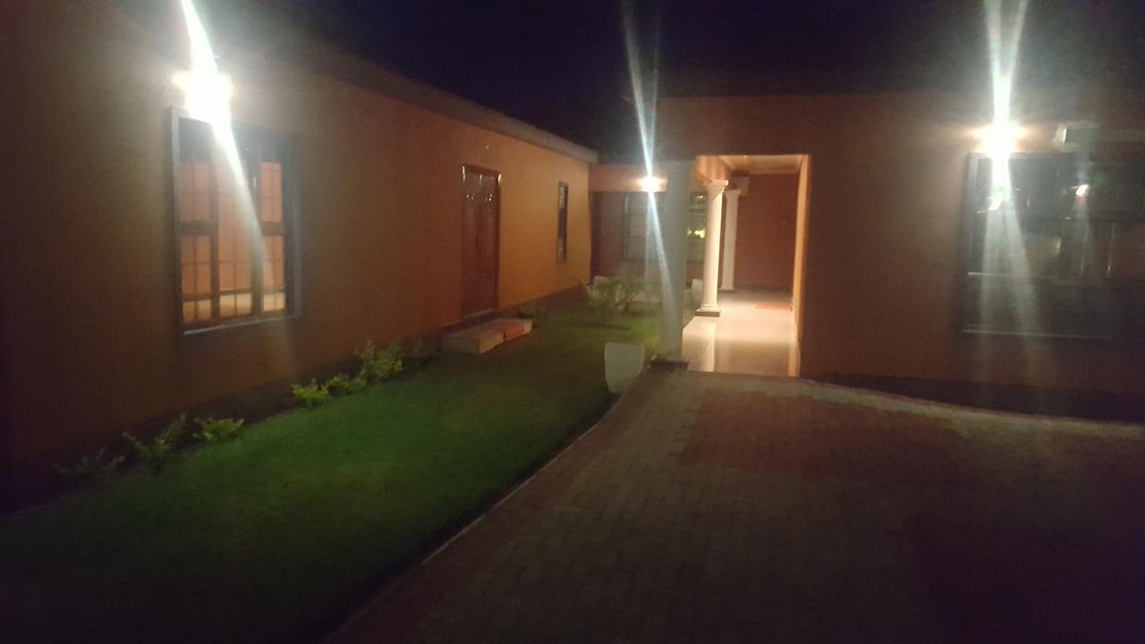 Mathlyn Guest House Francistown Ngoại thất bức ảnh