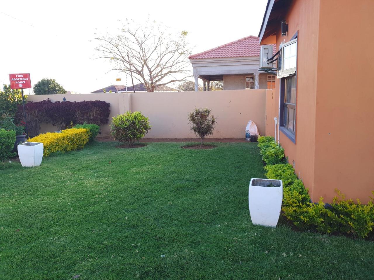 Mathlyn Guest House Francistown Ngoại thất bức ảnh